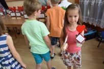 Dzieci z upominkami dla rodziców